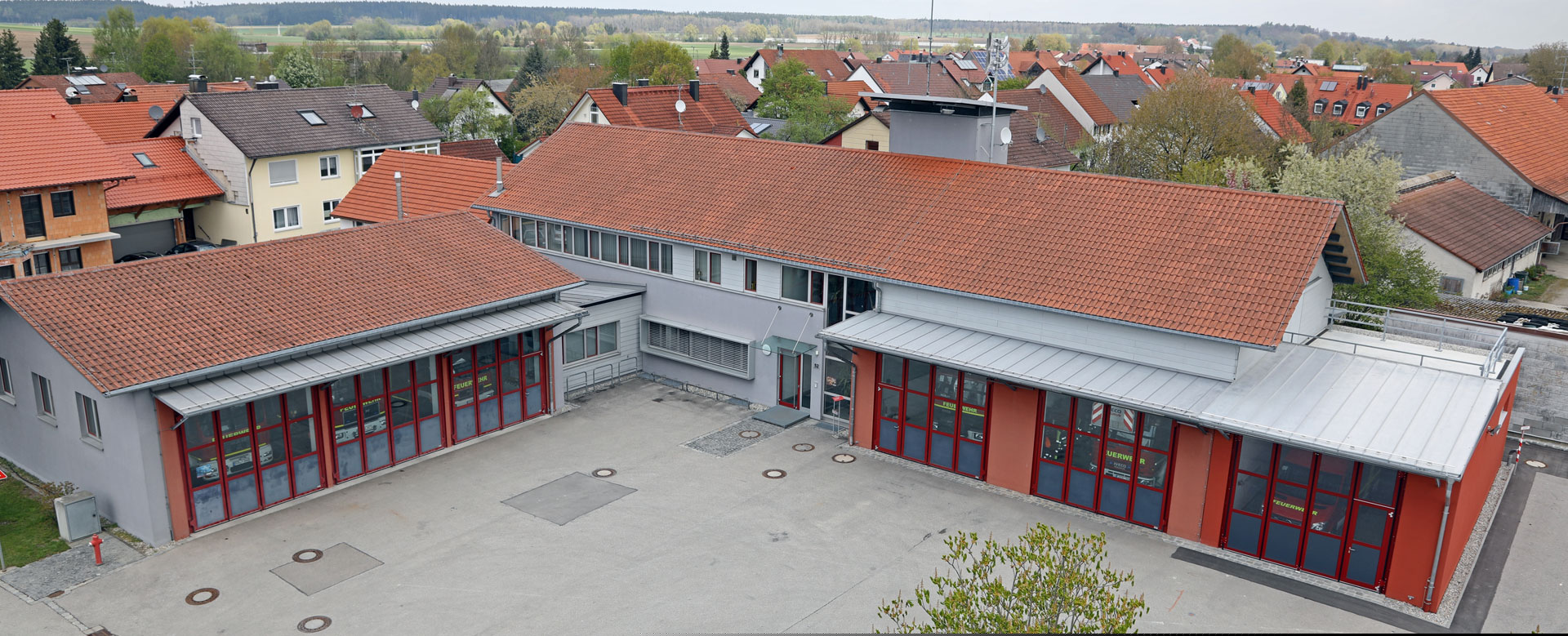 Grossansicht in neuem Fenster: Freiwillige Feuerwehr Mammendorf - Luftbild des Feuerwehrhauses