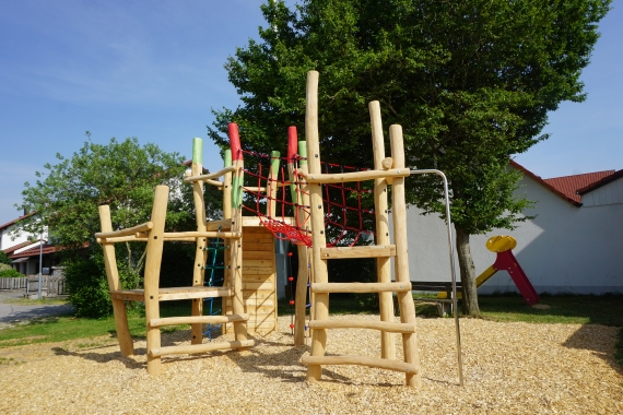 Grossansicht in neuem Fenster: Spielplatzerneuerung / Spielgeräteerneuerung Spielplatz Flurstraße