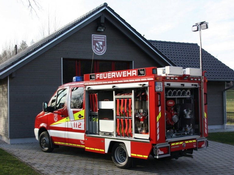 Grossansicht in neuem Fenster: Freiwillige Feuerwehr Pfaffenhofen mit neuem Fahrzeug (3)