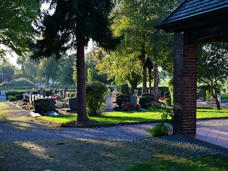 Grossansicht in neuem Fenster: Gemeindlicher Friedhof Hattenhofen (002)