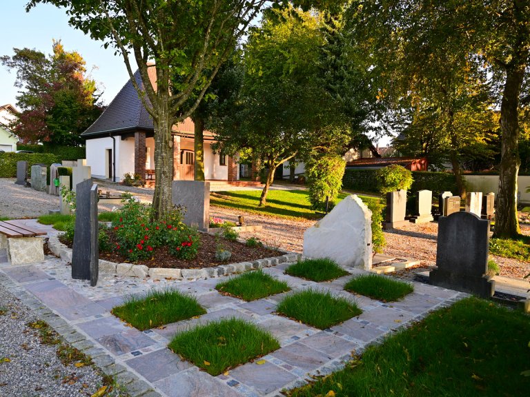 Grossansicht in neuem Fenster: Gemeindlicher Friedhof Hattenhofen (005)