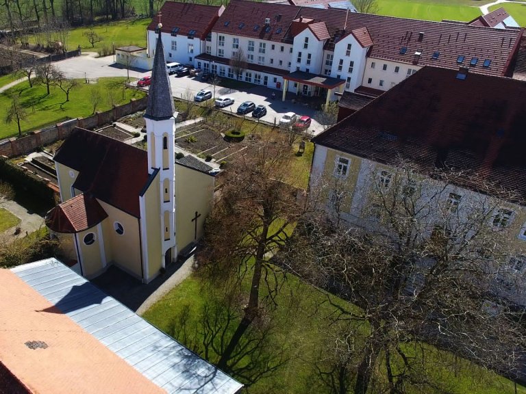 Kinderspielplatz in Oberschweinbach im Klostergarten Spielberg