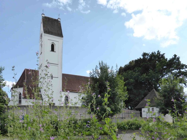 Kirche mit 2 Kreuzen